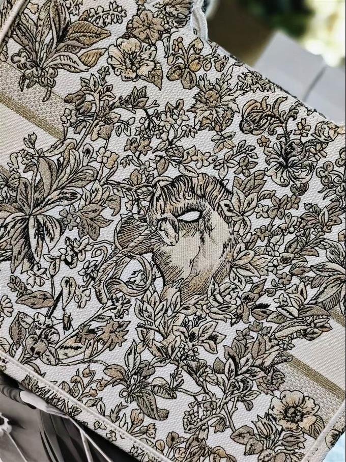 2025228Y550P203832424