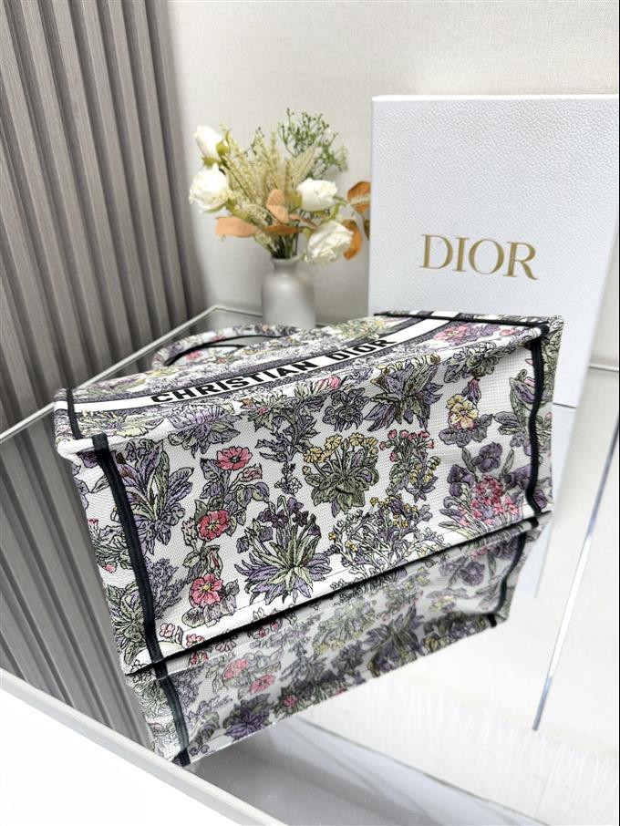 2025228Y550P203832675