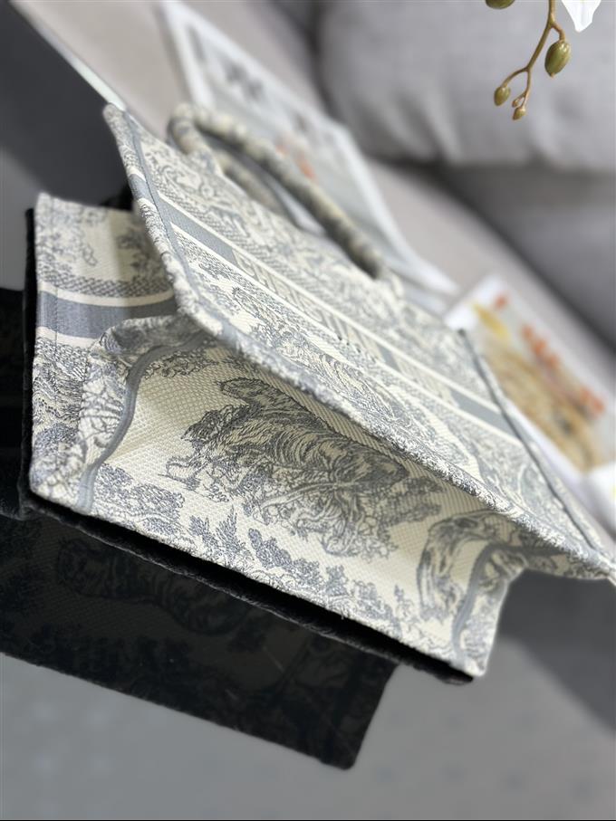 2025228Y550P20385575