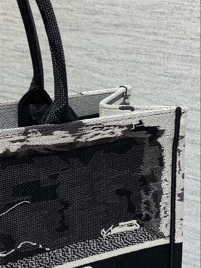 2025228Y600P203826108