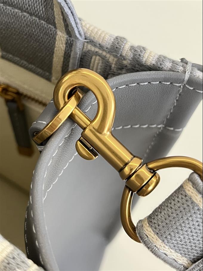 2025228Y650P21225781