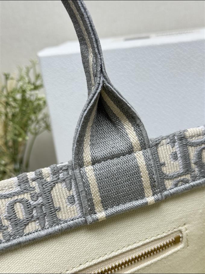 2025228Y700P203829303