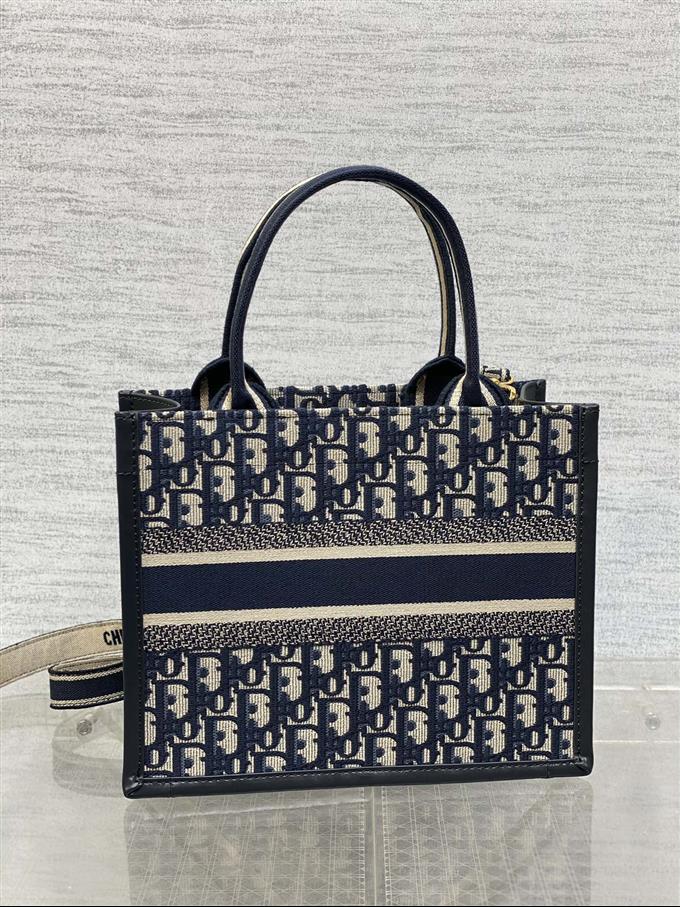 2025228Y700P212146289