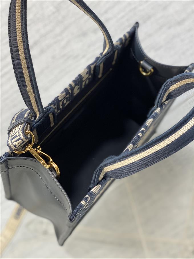 2025228Y700P212146351