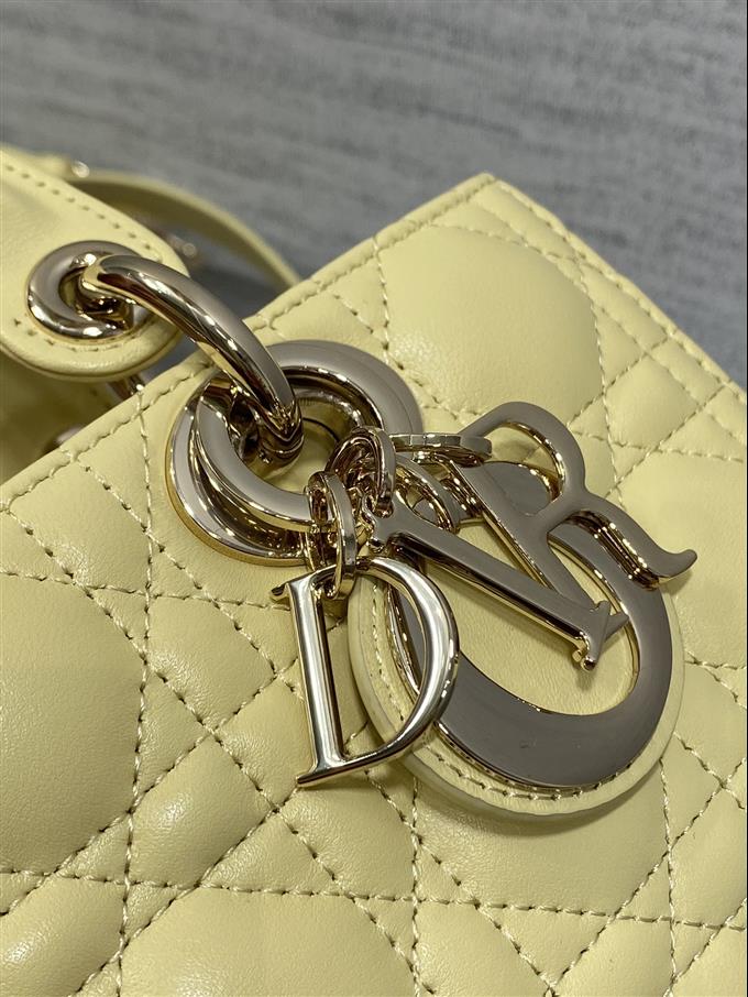 2025228Y700P215711975