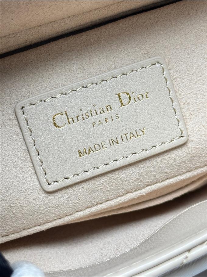 2025228Y750P20445210