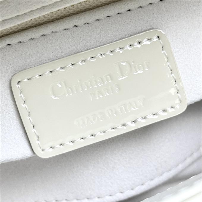 2025228Y600P205558108