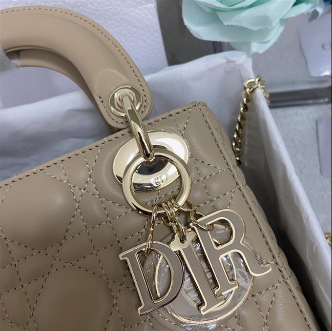 2025228Y700P205627420