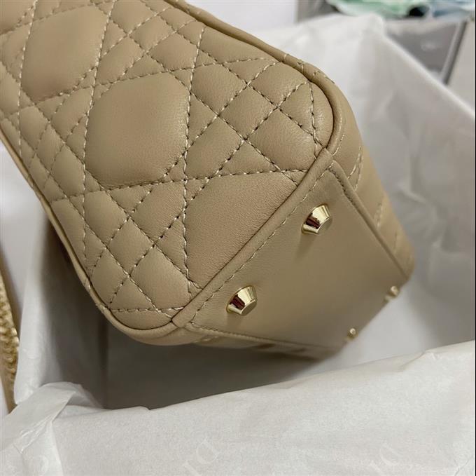 2025228Y700P205627468