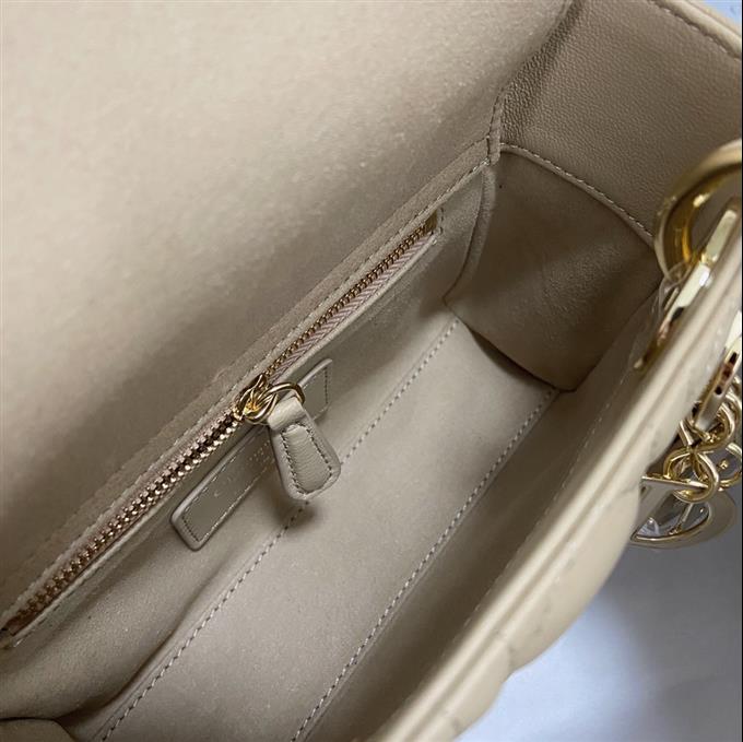 2025228Y700P205627500