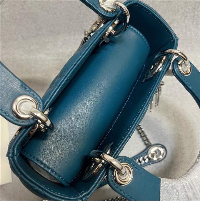 2025228Y700P205628203