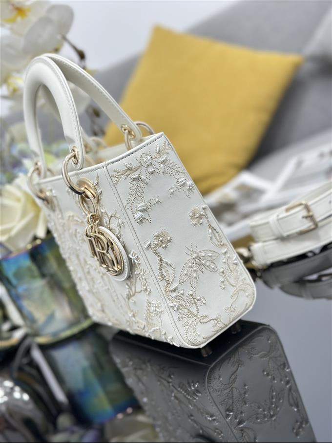 2025228Y1100P211617617