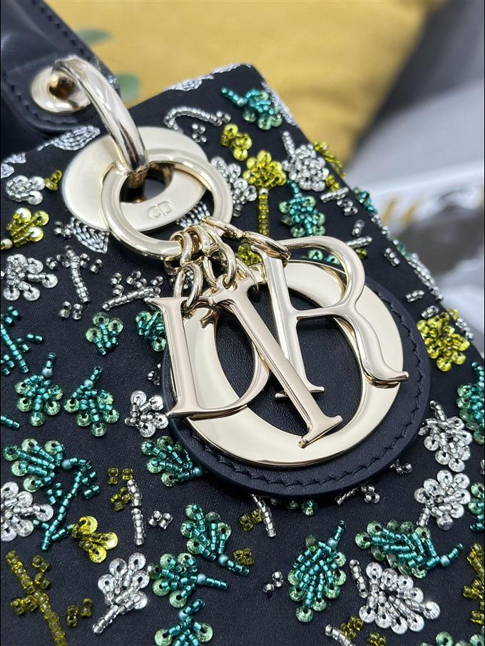 2025228Y1550P211618109