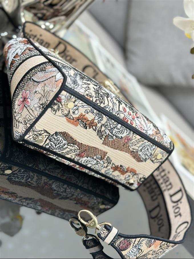 2025228Y650P205718435