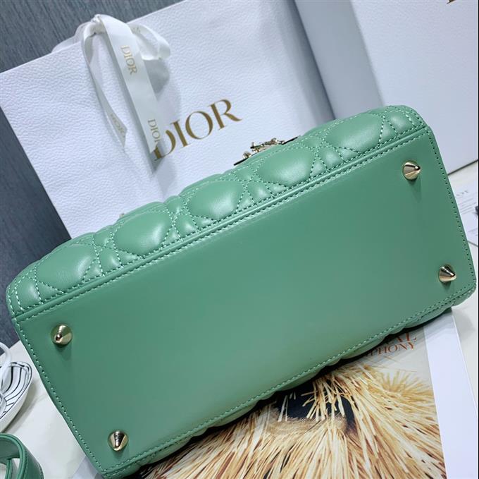 2025228Y700P205722182