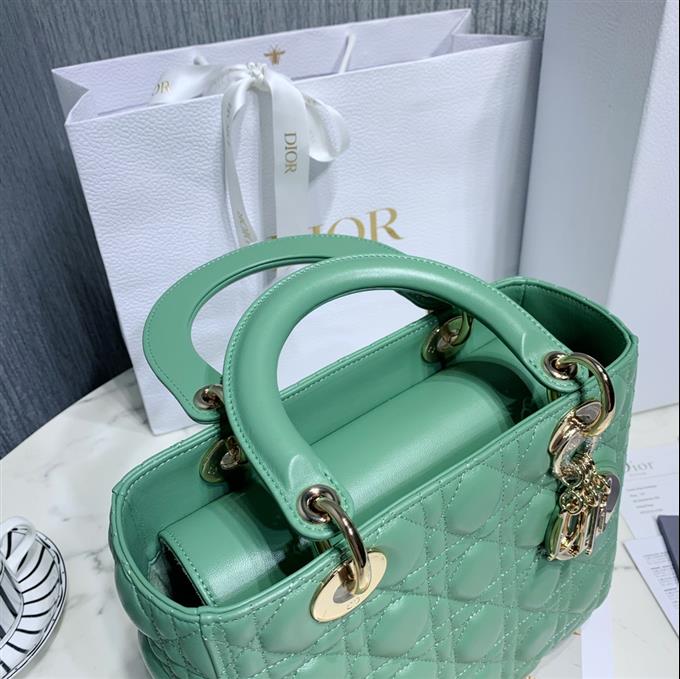 2025228Y700P205722198