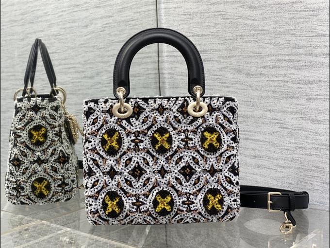 2025228Y2300P222946529