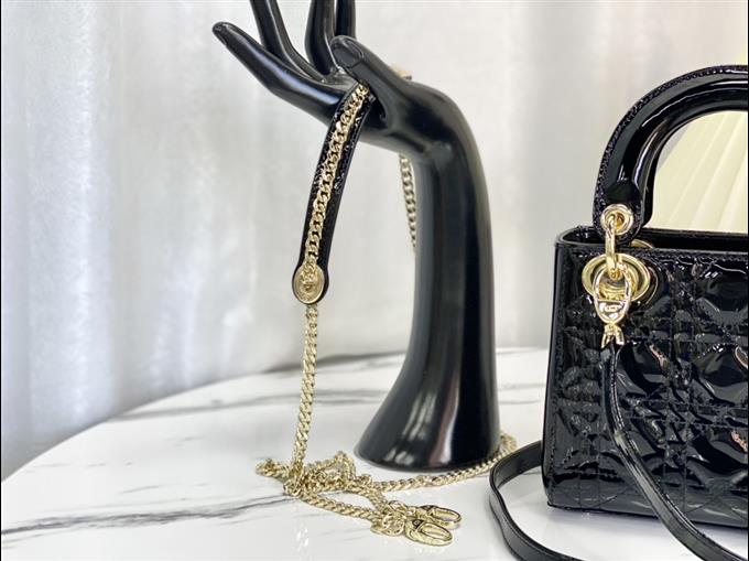 2025228Y600P222947636