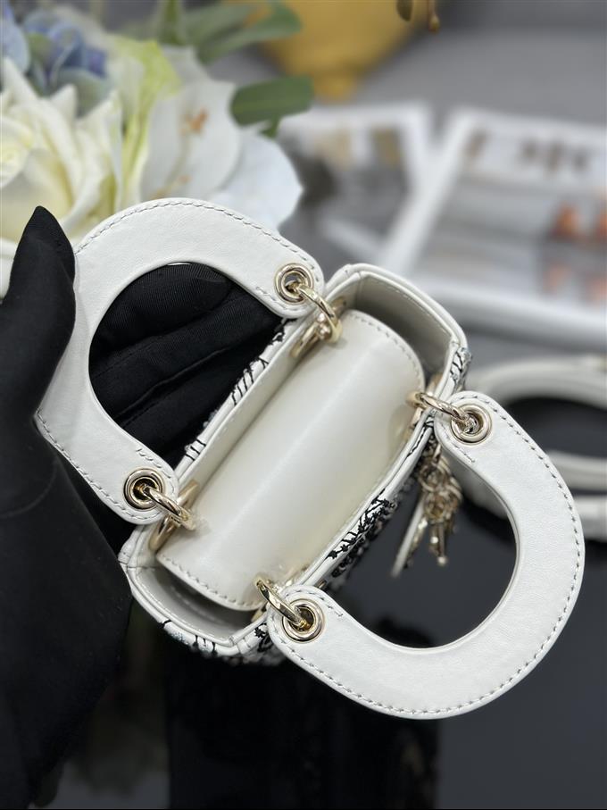 2025228Y900P22300479