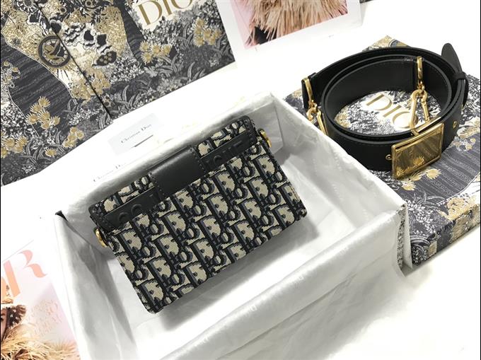 2025228Y550P20462057