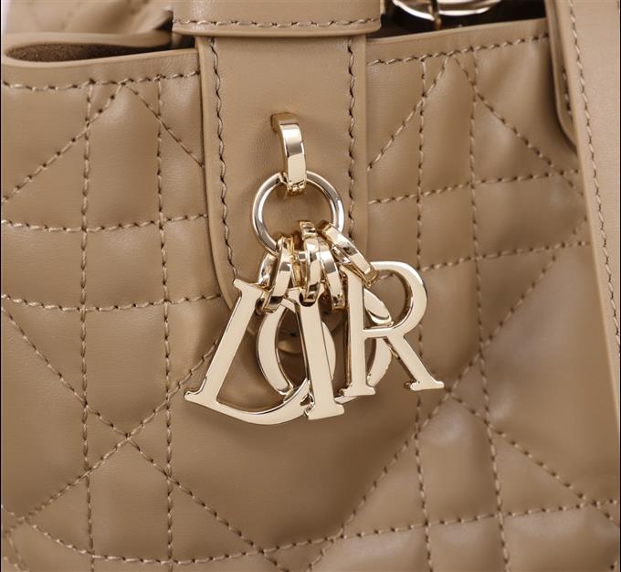 2025228Y800P212656979